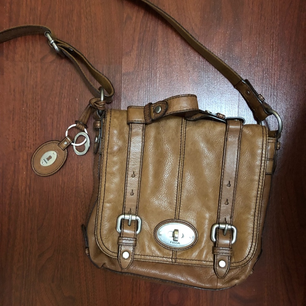 BEAUTIFUL 💖 Fossil Large Camel Leather Crossbody